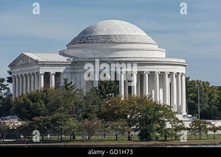 Thomas Jefferson Memorial costruito sul bordo del bacino di marea, costruzione completata 1943 e 19' statua in bronzo aggiunto 1947 Foto Stock