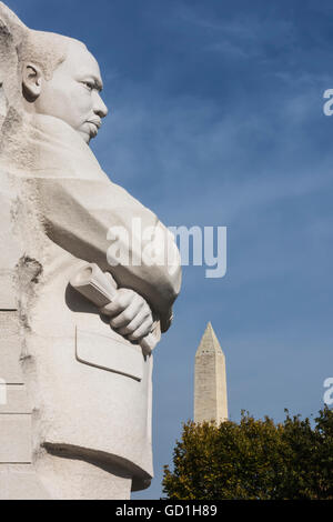 Martin Luther King Junior Memorial, situato su quattro ettari lungo Tidal Basin, dedicato nel 2011, 30 piedi Granite scultura chiamato pietra di speranza di L... Foto Stock