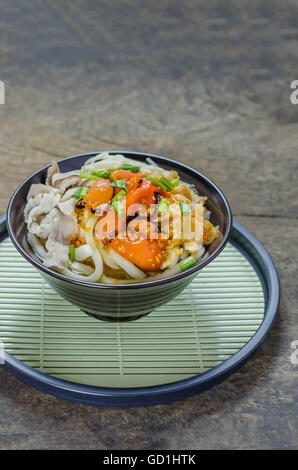 Il coreano piccante tagliatelle con kimchi e frutti di mare Foto Stock