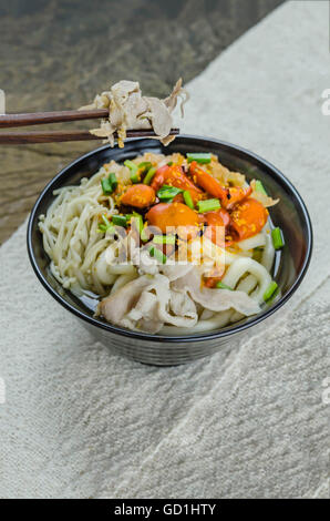 Il coreano piccante tagliatelle con kimchi e frutti di mare Foto Stock