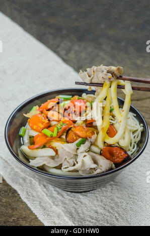 Il coreano piccante tagliatelle con kimchi e frutti di mare Foto Stock