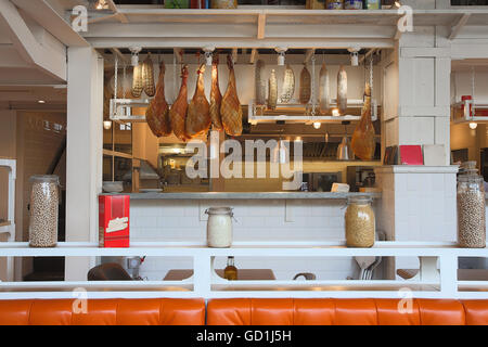 Appendere le salsicce di prosciutto e contatore di cereali cafe Foto Stock