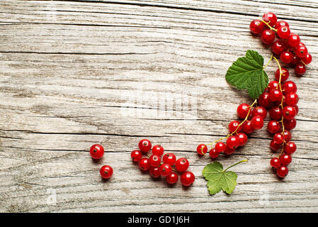 Ribes rosso bacche su un tavolo di legno Foto Stock