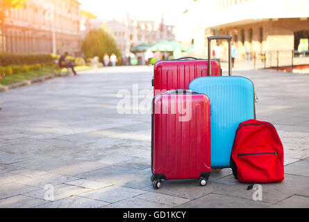 Bagagli costituito da tre grandi valigie e zaino di viaggio su strada. Vacanze e viaggi concept Foto Stock