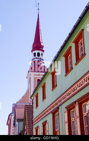 Pärnu centro città con la sua particolare architettura in legno e bassa, gli edifici colorati, con santa Elisabetta la chiesa in background Foto Stock