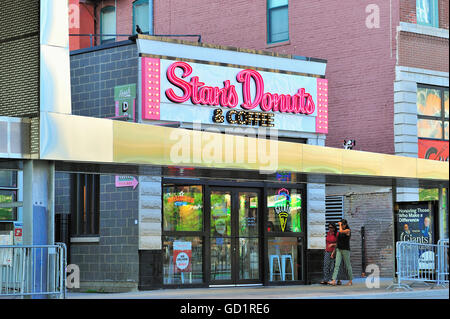 Un negozio donut a Roosevelt Road in Chicago, situato appena a sud del centro cittadino e la città del loop. Chicago, Illinois, Stati Uniti d'America. Foto Stock