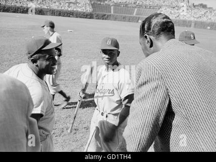 Jackie Robinson e Hank Aaron parlare di Nat King Cole Foto Stock