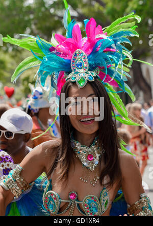 Una ballerina di Samba al annualmente 'Summer Solstice' parade di Santa Barbara in California Foto Stock