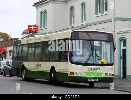 Una sostituzione rampa bus fuori Seaford dalla stazione di East Sussex come Ferrovia Meridionale implementato un nuovo calendario di oggi il taglio di oltre 300 treni dalla sua normale pianificazione. Foto Stock