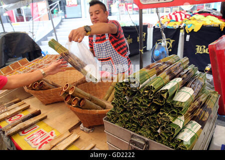 Riso cotto in bambù, Bangkok mercato alimentare, Bangkok, Thailandia, Sud-est asiatico, in Asia Foto Stock