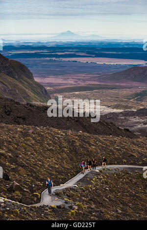 Gli escursionisti sulla Tongariro Alpine Crossing Trek del Parco Nazionale di Tongariro, UNESCO, Isola del nord, Nuova Zelanda, Pacific Foto Stock