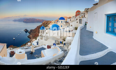 Case bianche e le cupole blu delle chiese dominano il mare Egeo, Oia - Santorini, Cicladi, isole greche, Grecia, Europa Foto Stock