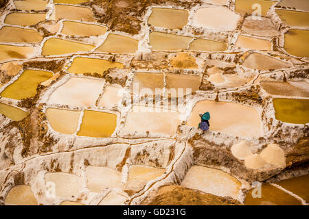 Donna sale di data mining, Salineras de Maras, Maras Saline, Valle Sacra, Perù, Sud America Foto Stock