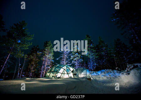 Kakslauttanen Igloo Village di notte, Saariselka, Finlandia e Scandinavia, Europa Foto Stock