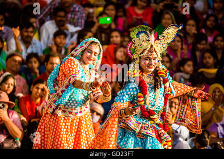 Tradizionali di Krishna e Radha Dance, fiore Holi festival, Vrindavan, Uttar Pradesh, India, Asia Foto Stock
