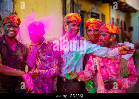 Uomini Lancio del pigmento colorato, Holi festival, Vrindavan, Uttar Pradesh, India, Asia Foto Stock