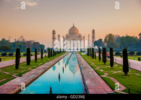 Sunrise al Taj Mahal, Sito Patrimonio Mondiale dell'UNESCO, Agra, Uttar Pradesh, India, Asia Foto Stock