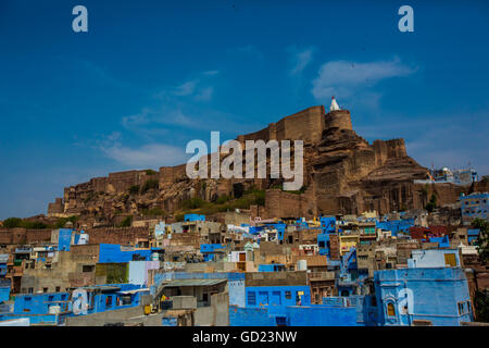 Forte Mehrangarh che domina i tetti blu a Jodhpur la città blu, Rajasthan, India, Asia Foto Stock