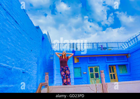 La donna si erge sul tetto blu di Rani Mahal Hotel in Jodhpur la città blu, Rajasthan, India, Asia Foto Stock