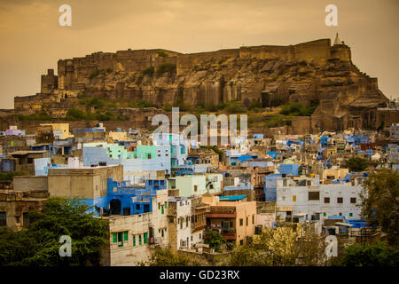 Forte Mehrangarh che domina i tetti blu a Jodhpur la città blu, Rajasthan, India, Asia Foto Stock