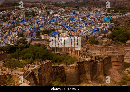 Mura del palazzo del Forte Mehrangarh che domina i tetti blu a Jodhpur la città blu, Rajasthan, India, Asia Foto Stock