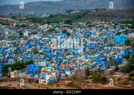 La vista dal Forte Mehrangarh dei tetti blu a Jodhpur la città blu, Rajasthan, India, Asia Foto Stock