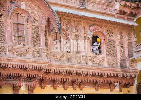 Giallo palazzo turbaned guardia al Forte Mehrangarh di Jodhpur la città blu, Rajasthan, India, Asia Foto Stock