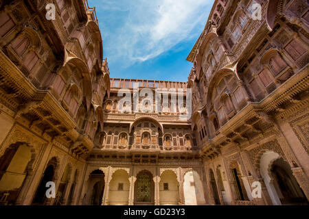 Cortile interno del Forte Mehrangarh di Jodhpur la città blu, Rajasthan, India, Asia Foto Stock