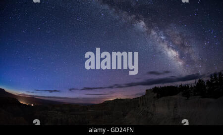 Via Lattea inarcamento sopra il Bryce Canyon National Park nello Utah, Stati Uniti d'America, America del Nord Foto Stock