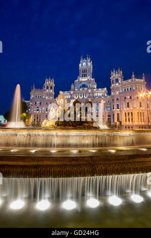 La fontana e la Plaza de Cibeles Palace (Palacio de Comunicaciones) al tramonto, Plaza de Cibeles, Madrid, Spagna, Europa Foto Stock