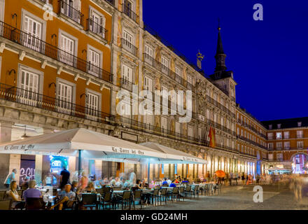 Plaza Mayor caffè al crepuscolo, Madrid, Spagna, Europa Foto Stock