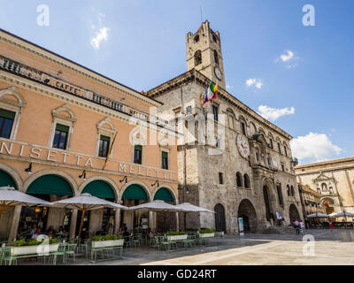 Caffè Meletti e il Palazzo dei Capitani del Popolo, Piazzo del Popolo, Ascoli Piceno, Le Marche, Italia, Europa Foto Stock