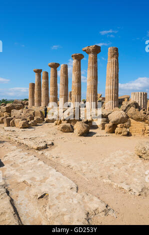 Resti del Tempio di Eracle, Valle dei Templi, Agrigento, Sito Patrimonio Mondiale dell'UNESCO, Sicilia, Italia, Europa Foto Stock