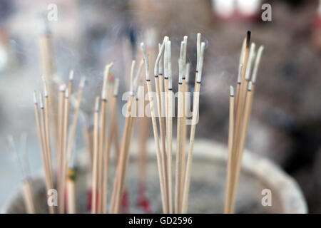 Close-up di bastoncini di incenso bruciare, Wat Si Muang (Simuong) tempio buddista, Vientiane, Laos, Indocina, Asia sud-orientale, Asia Foto Stock