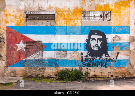 Che Guevara e bandiera cubana murale, La Habana Vieja, Havana, Cuba, West Indies, dei Caraibi e America centrale Foto Stock