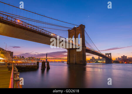 Il Ponte di Brooklyn e Manhattan Bridge al di là, su East River, New York, Stati Uniti d'America, America del Nord Foto Stock