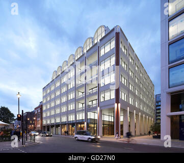Angolo di elevazione office block su Mortimer Street. Fitzroy Place, Londra, Regno Unito. Architetto: Sheppard Robson, 2015. Foto Stock