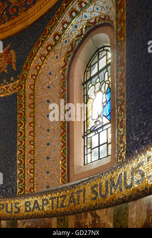 Soffitto in mosaico dettaglio di Grado II* elencati Fitzrovia cappella. Fitzroy Place, Londra, Regno Unito. Architetto: Sheppard Robson, 2015. Foto Stock