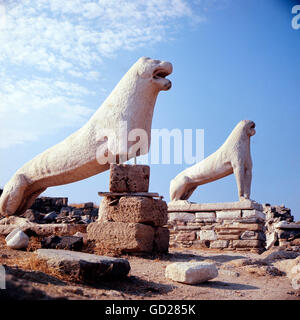 Belle arti, mondo antico, Grecia, scultura, due femmina di Lion come statue di guardia, costruito: fine del VII secolo a.c. presso la strada del Santo processioni, Delos, sanctifyed alla dea Artemide, Naxos marmo, artista del diritto d'autore non deve essere cancellata Foto Stock