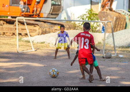 I bambini che giocano a calcio Foto Stock