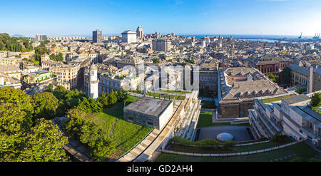 Panoramica vista sullo skyline della città di Genova, costa ligure, Italia Foto Stock