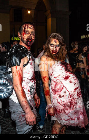 Donna incinta zombie Foto Stock