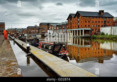 Regno Unito, Gloucestershire, Gloucester Docks, Canal Barges ormeggiati lungo il canale. Foto Stock