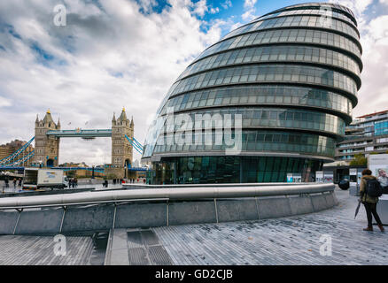 Il municipio e il Tower Bridge. London, England, Regno Unito, Europa. Foto Stock