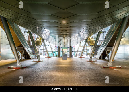 Ingresso di South Quay Docklands Light Railway Station in Canary Wharf quartiere degli affari di Londra Foto Stock