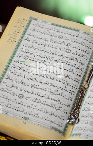Libro islamico Santo Corano aperto su Ramadan Aya pagina Foto Stock