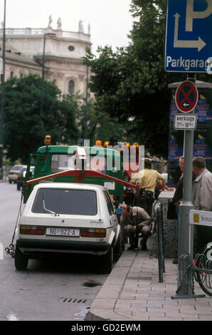 Politica, conferenze, summit del G-7, Monaco, 6.- 8.7.1992, polizia rimozione di un'auto parcheggiata dalla Croazia, Elisenstrasse, 6.7.1992, gru, camion, conferenza del G7, persone, Baviera, Germania, anni '90, XX secolo, storico, storico, diritti aggiuntivi-clearences-non disponibili Foto Stock