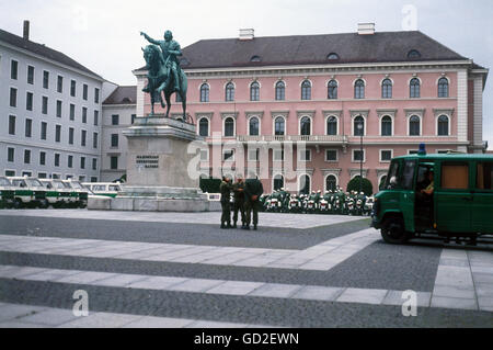 Politica, conferenze, summit del G-7, Monaco, 6.- 8.7.1992, polizia a Wittelsbacherplatz, 6.7.1992, misure di sicurezza, conferenza del G7, persone, Baviera, Germania, anni '90, '900, storico, storico, diritti aggiuntivi-clearences-not available Foto Stock
