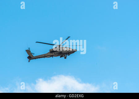 Apache elicottero volando sul cielo blu Foto Stock