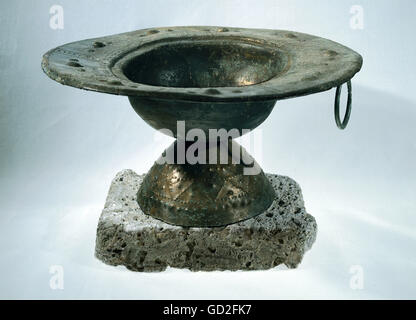 Belle arti, mondo antico, i Celti, scultura, round bowl, bronzo, VI secolo A.C. Grosseibstaett, bassa Franconia, stato raccolta archeologica, Monaco di Baviera, artista del diritto d'autore non deve essere cancellata Foto Stock